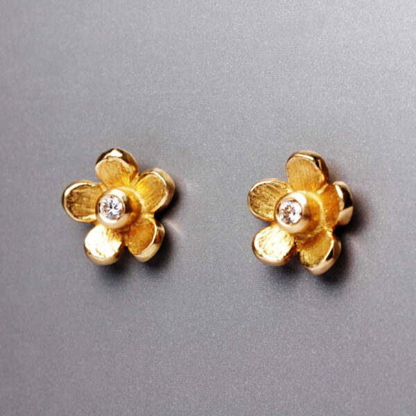Brincos de Ouro com diamante redondo em flor cinzelados - Joalharia Miguel Almada