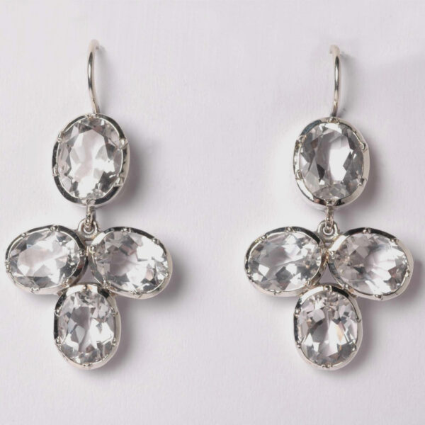 Brincos compridos cristal de rocha, articulados e de aro. Desenho oval e trevo