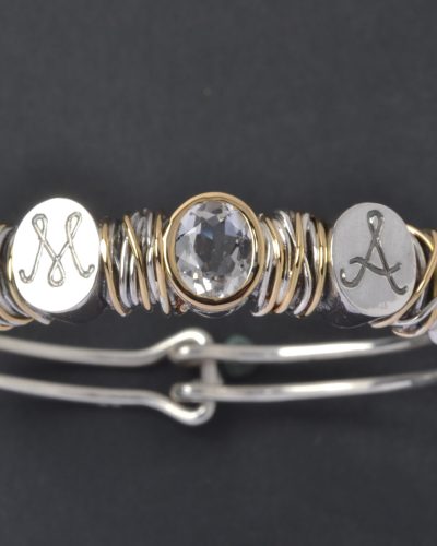 Pulseira personalizada com letras e cristal de rocha em prata e ouro - Miguel Almada Joalharia